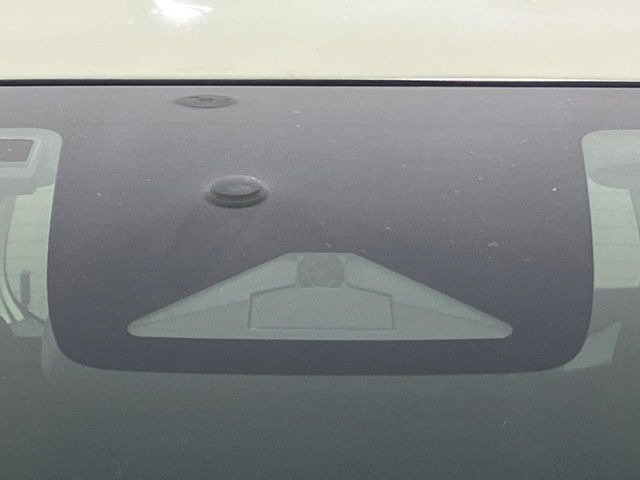 【ホンダセンシング】走行中に前方の車両等を認識し、衝突しそうな時は警報とブレーキで衝突回避と被害軽減をアシスト。より安全にドライブをお楽しみいただけます。