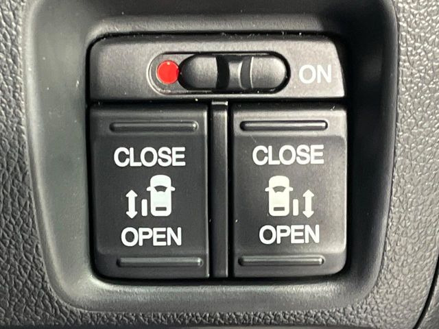 【両側パワースライドドア】スマートキーや運転席のスイッチで後席両側スライドドアの開閉が可能♪電動だから力を入れてドアを開ける必要が無く、小さなお子様でも簡単に開け閉めでき快適です♪