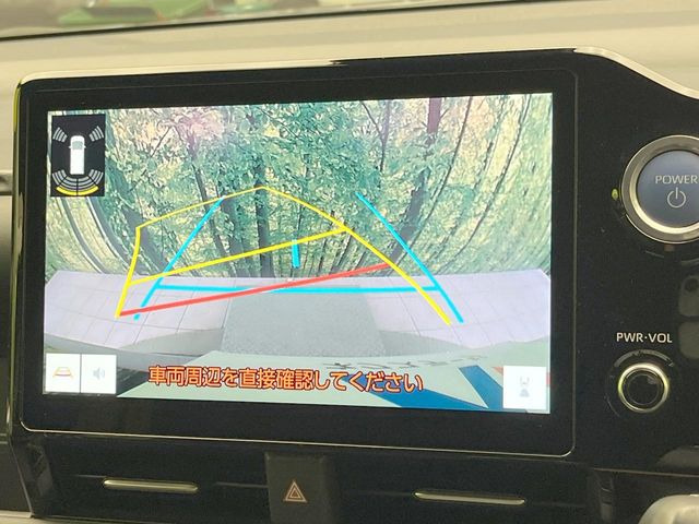 【バックカメラ】駐車時に後方がリアルタイム映像で確認できます。大型商業施設や立体駐車場での駐車時や、夜間のバック時に大活躍!運転スキルに関わらず、今や必須となった装備のひとつです!