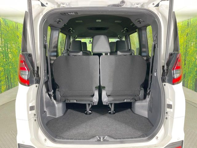 普段のお買い物や通勤、送迎等に十分な荷室スペースを確保しております。セカンドシートを倒すと、大きな荷物の積載も可能です♪