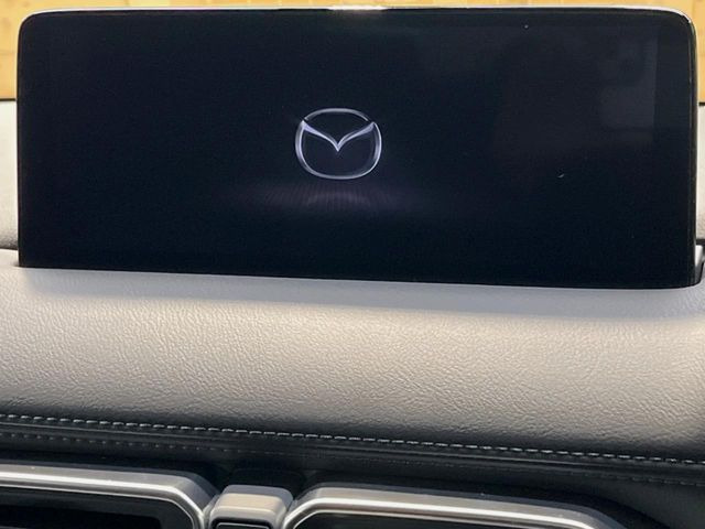 【10.25インチマツダコネクト】車内の雰囲気にマッチした大型ディスプレイ。スマホ接続でのナビ使用やBluetooth再生等、様々な機能が楽しめます。直感的なダイヤル操作が可能で、使い勝手も良好です。