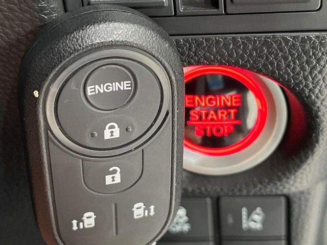 【エンジンスターター】離れた場所からでもリモコンでエンジン始動が可能。乗車前始動で夏場&冬場に大活躍!