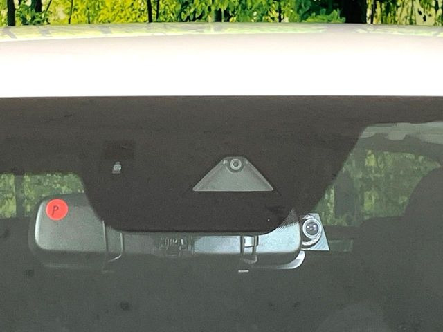 【i-ACTIVESENSE】走行中に前方の車両等を認識し、衝突しそうな時は警報とブレーキで衝突回避と被害軽減をアシスト。より安全にドライブをお楽しみいただけます。