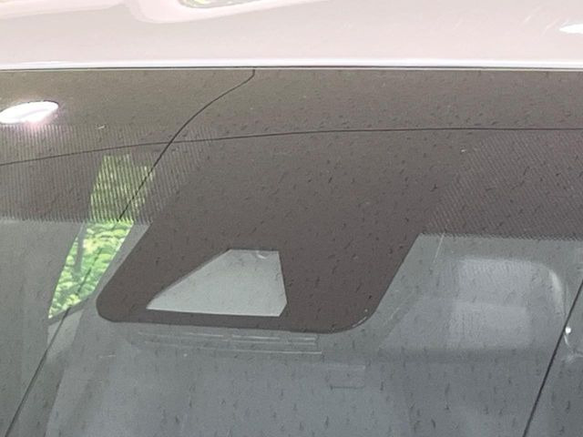 【トヨタセーフティセンス】走行中に前方の車両等を認識し、衝突しそうな時は警報とブレーキで衝突回避と被害軽減をアシスト。より安全にドライブをお楽しみいただけます。