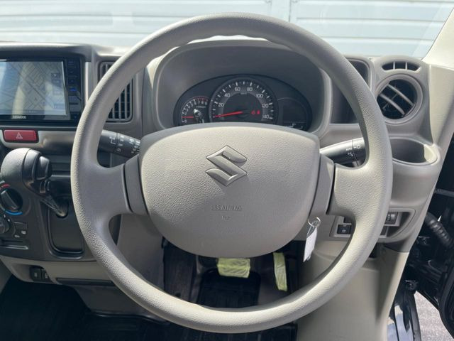 �C���e���A�ɍ��킹���f�U�C���̃X�e�A�����O�́A�^�]�������̂��Ƃ��l���A�^�]���₷���`��A�傫���ł��B�����x�A���ۂɐG���Ă��m���߂��������B