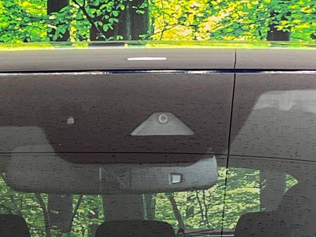 【スマートシティブレーキサポート】低速走行中に前方の車両等を認識し、衝突しそうな時は警報とブレーキで衝突回避と被害軽減をアシスト。より安全にドライブをお楽しみいただけます。