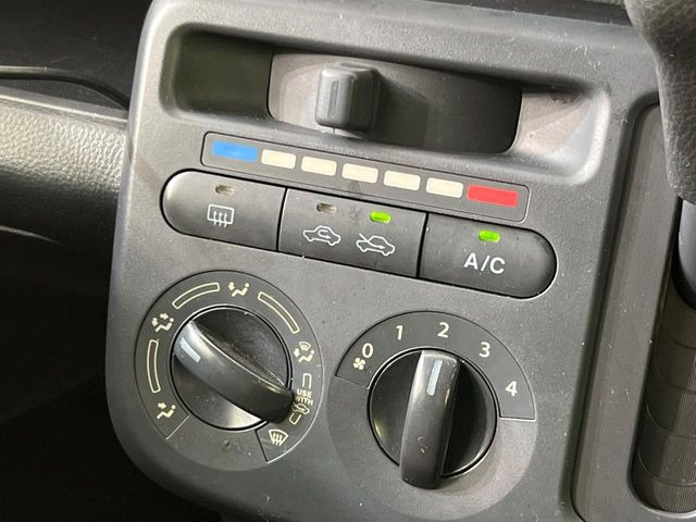 寒い冬も暑い夏も全席に快適な空調を届けてくれる、ダイヤル式エアコンを装備♪