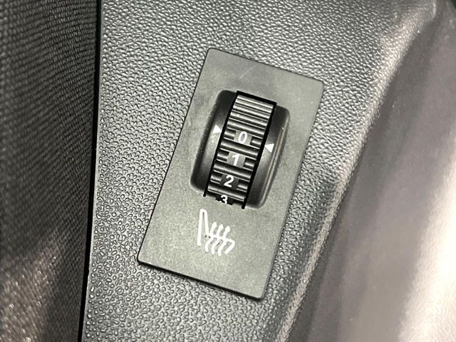 ●フロントシートヒーティング:運転席・助手席共に三段階で調節が可能なシートヒーターを装備しております。季節を問わず快適にご使用いただけます。