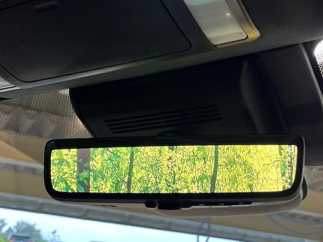 【デジタルインナーミラー】後席の大きな荷物や同乗者で後方が確認しづらい時でも安心!カメラが撮影した車両後方の映像をルームミラー内に表示。クリアな視界で状況の確認が可能です!