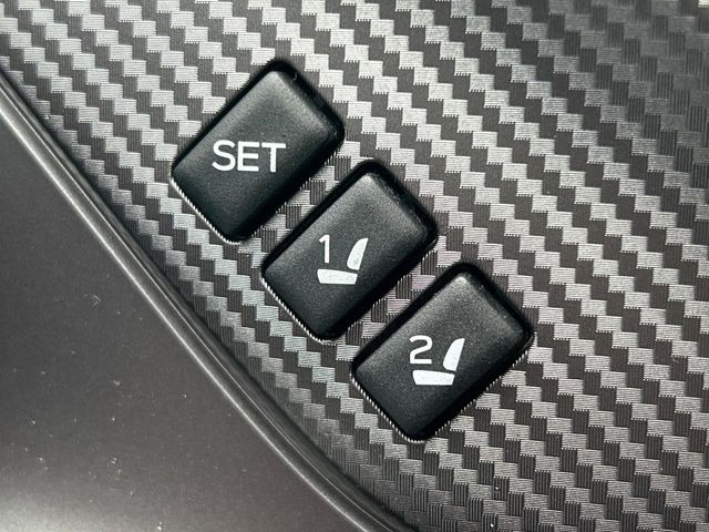 【メモリー機能付きパワーシート】ドライバーごとに設定したシート位置を記憶して、ボタン一つで切り替えできる便利な機能!運転する方が複数名いらっしゃるご家庭におすすめです♪