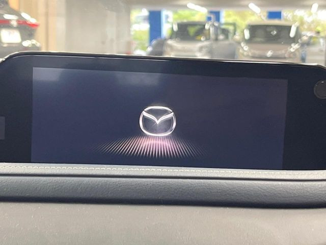 【マツダコネクトナビ】車内の雰囲気にマッチした一体型タイプのナビ。各種車輌設定やBluetooth再生等、様々な機能が楽しめます。直感的なダイヤル操作が可能で、使い勝手も良好です。