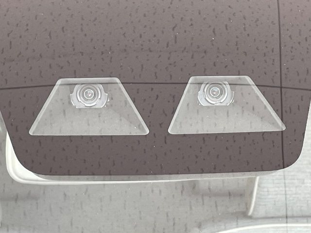 【スマートアシスト】走行中に前方の車両等を認識し、衝突しそうな時は警報とブレーキで衝突回避と被害軽減をアシスト。より安全にドライブをお楽しみいただけます。