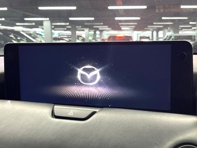 【12.3インチマツダコネクト】車内の雰囲気にマッチした大型ディスプレイ。スマホ接続でのナビ使用やBluetooth再生等、様々な機能が楽しめます。直感的なダイヤル操作が可能で、使い勝手も良好です。