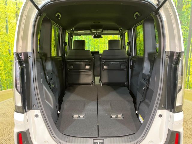 後席を格納すると、これだけの広さが!シーンに合わせたシートアレンジで、大きな荷物も積むことが出来ます♪