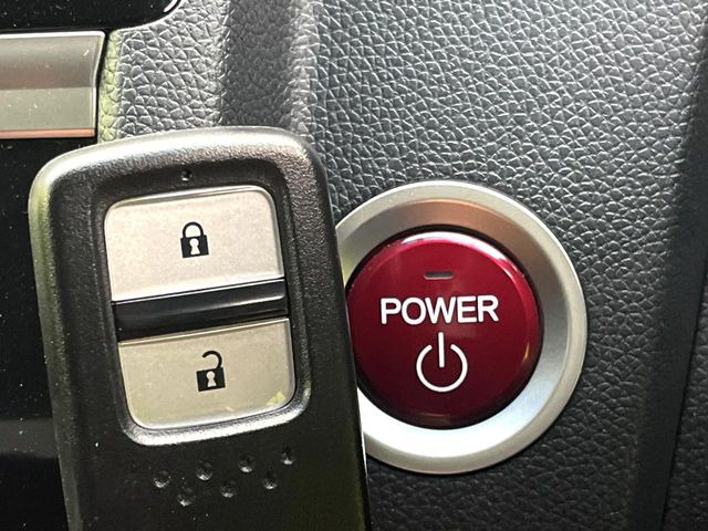 �yHonda�X�}�[�g�L�[�z�J�o����|�P�b�g�ɓ��ꂽ�܂܂ł��h�A�̎{���E�������\�ȃX�}�[�g�L�[�𑕔��B�G���W���̃I���E�I�t�����J�M�����o���K�v����������Ƃ��Ă��֗��ł���