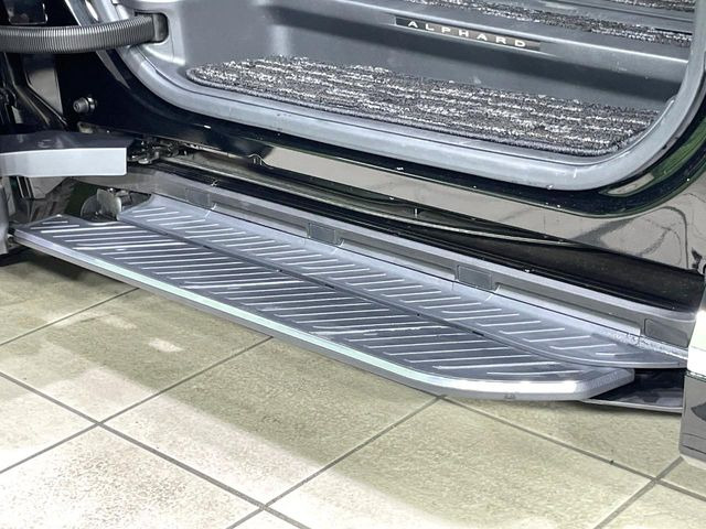 メーカーオプションの【ユニバーサルステップ】を装備。スライドドアと連動したステップにより、小さなお子様の乗り降りがし易くなります♪