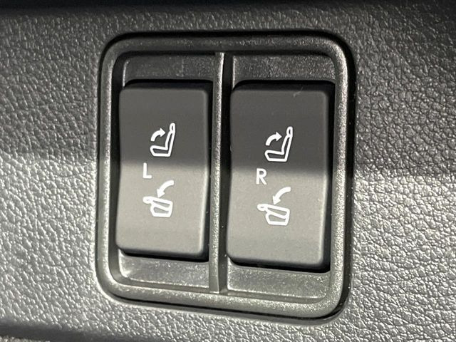 【電動格納シート】リアシートはスイッチ一つでラクラク収納!荷物が多い時など座席を収納スペースに変更する際も、力は必要ありません!お子様でも簡単に操作していただけます!