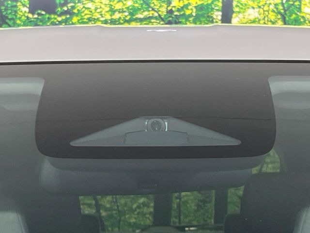 【ホンダセンシング】走行中に前方の車両等を認識し、衝突しそうな時は警報とブレーキで衝突回避と被害軽減をアシスト。より安全にドライブをお楽しみいただけます。