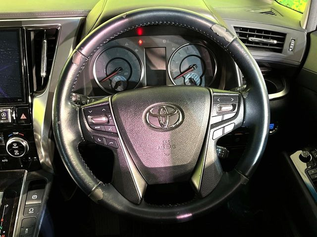 �C���e���A�ɍ��킹���f�U�C���̃X�e�A�����O�́A�^�]�������̂��Ƃ��l���A�^�]���₷���`��A�傫���ł��B�����x�A���ۂɐG���Ă��m���߂��������B
