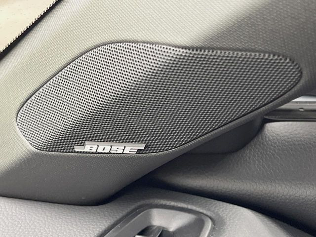 【BOSEサウンドシステム】メーカーオプションの高品位サウンドシステムを搭載。専用のチューニングが施された大小様々なスピーカーから良質なサウンドが奏でられ、臨場感あふれる音響空間を演出します。