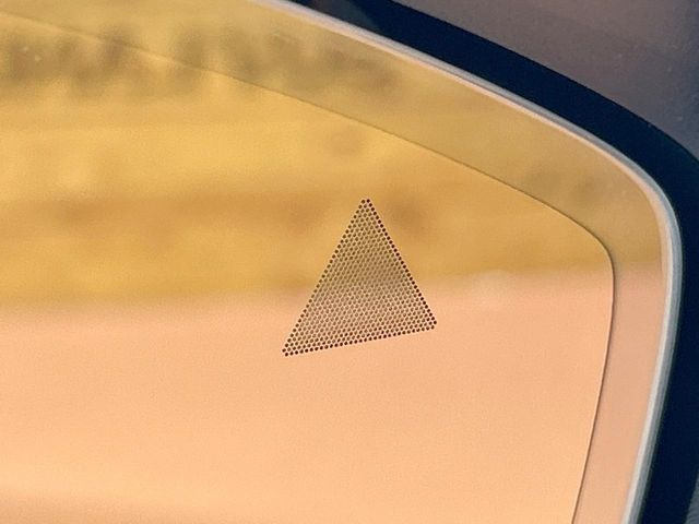 【ブラインドスポットモニタリング】走行中、ドアミラーの死角になりやすい箇所に後続車が接近するとサイドミラー付近に警告を表示、ドライバーに注意喚起をしてくれます。
