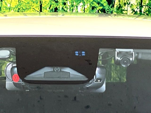 【ホンダセンシング】走行中に前方の車両等を認識し、衝突しそうな時は警報とブレーキで衝突回避と被害軽減をアシスト。より安全にドライブをお楽しみいただけます。