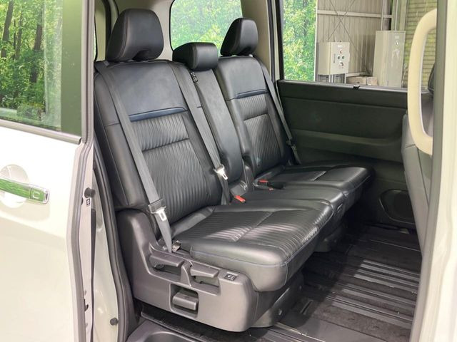 セカンドシートは中央部が可動式となっており、スライドすれば通路スペースが登場!前後の移動がとっても簡単です♪もちろん、8名乗車時も快適な座り心地のシートとなっています♪