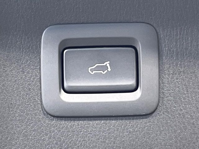【パワーバックドア】スマートキーや運転席のボタンを押すだけでリアゲートが自動で開閉します!荷物を持っている時や、高い位置にあるバックドアを閉める際に便利な機能です♪