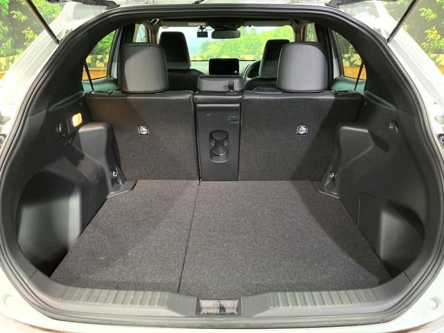 普段のお買い物や通勤、送迎等に十分な荷室スペースを確保しております。セカンドシートを倒すと、大きな荷物の積載も可能です♪