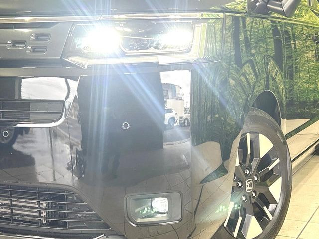 【LEDヘッドライト】悪天候や夜間走行時も良好な視界を確保し安心して運転できる高輝度LEDヘッドライトを装備!点灯速度が早く、消費電力も抑えられています。