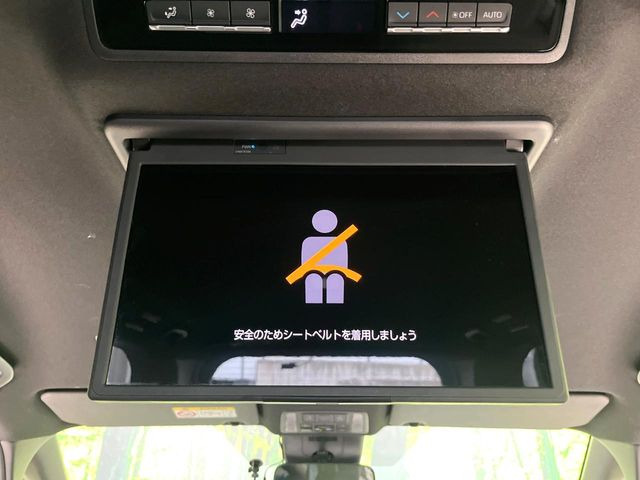 【後席モニター】家族や友人とお出かけする機会が多い方に大人気の後席モニターを装備!見やすい位置に画面がありテレビやDVDの視聴も快適!友達もお子様も、後席にしか乗らなくなるかも??