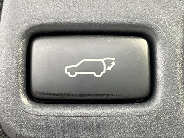 【パワーバックドア】スマートキーや運転席のボタンを押すだけでリアゲートが自動で開閉します!荷物を持っている時や、高い位置にあるバックドアを閉める際に便利な機能です♪