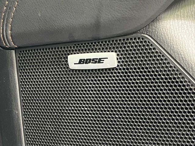 【BOSEサウンドシステム】メーカーオプションの高品位サウンドシステムを搭載。専用のチューニングが施された大小様々なスピーカーから良質なサウンドが奏でられ、臨場感あふれる音響空間を演出します。