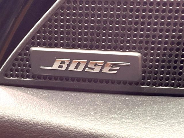 【BOSEサウンドシステム】メーカーオプションの高品位サウンドシステムを搭載。専用のチューニングが施された大小様々なスピーカーから良質なサウンドが奏でられ、臨場感あふれる音響空間を演出します。