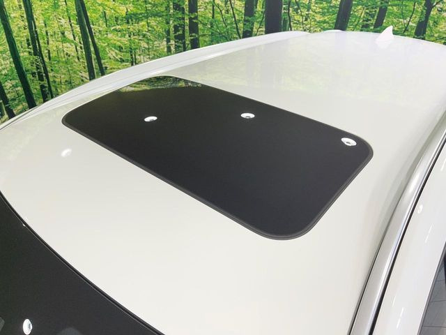 【サンルーフ】開放感たっぷりの希少装備、サンルーフが装着されています!車内に明かりを取り入れたり景色を楽しむ以外にも、車内の空気も簡単に換気できて快適です!