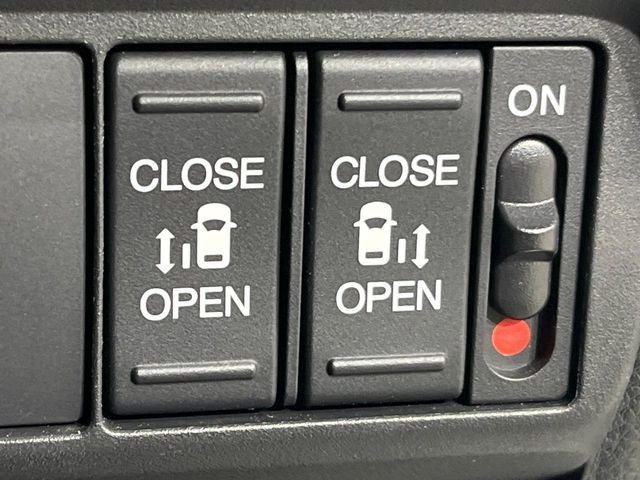 【両側パワースライドドア】スマートキーや運転席のスイッチで後席両側スライドドアの開閉が可能♪電動だから力を入れてドアを開ける必要が無く、小さなお子様でも簡単に開け閉めでき快適です♪