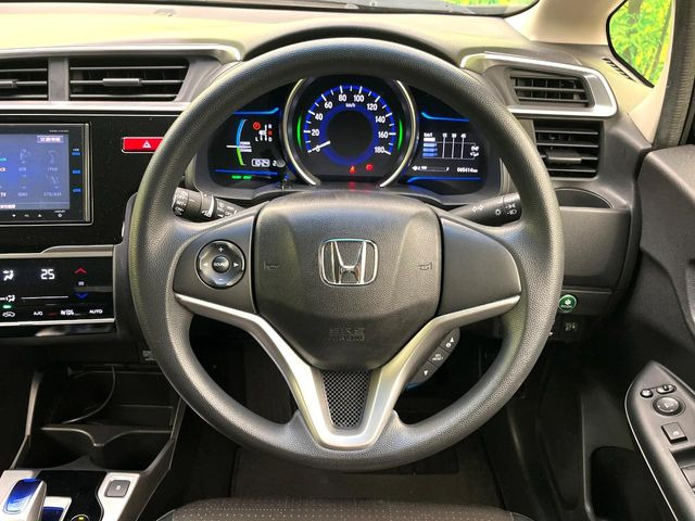 �C���e���A�ɍ��킹���f�U�C���̃X�e�A�����O�́A�^�]�������̂��Ƃ��l���A�^�]���₷���`��A�傫���ł��B�����x�A���ۂɐG���Ă��m���߂��������B
