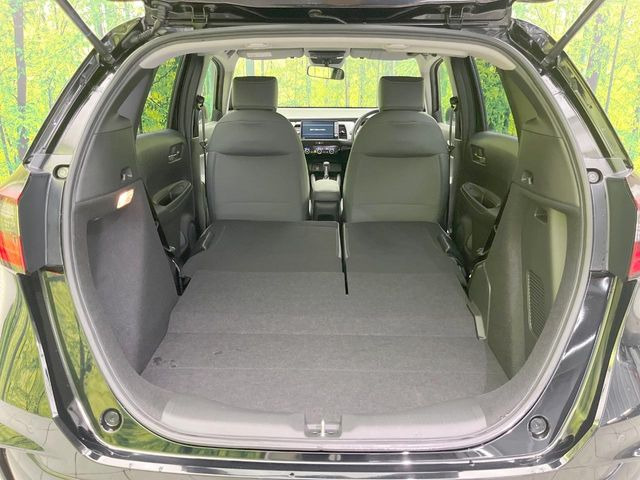 後席を格納すると、これだけの広さが!シーンに合わせたシートアレンジで、大きな荷物も積むことが出来ます♪