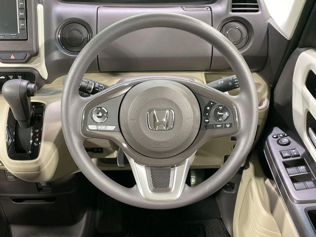 インテリアに合わせたデザインのステアリングは、運転される方のことも考え、運転しやすい形状、大きさです。是非一度、実際に触ってお確かめください。