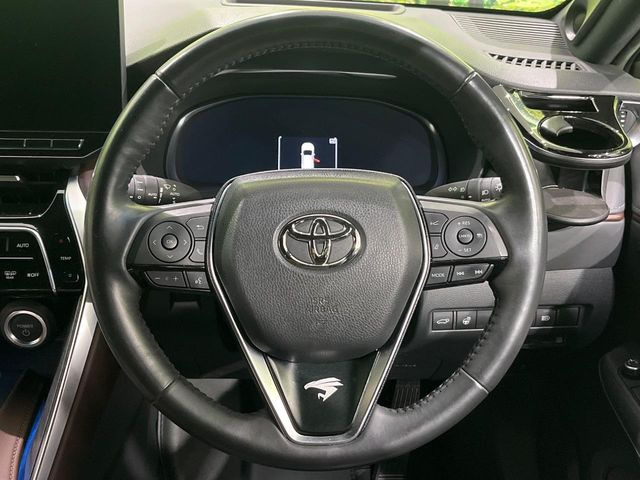 【ステアリングヒーター】冬場に冷たくなりやすい革巻きステアリングを、スイッチ一つで素早く適温に!エアコンよりも早く温まってくれるので、寒い日の運転も快適になりますね♪