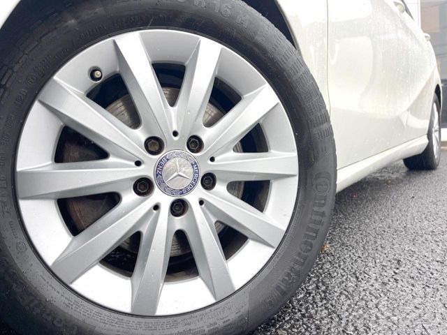 ●純正16インチアルミホイール:輸入車ならではの卓越した走りを支えるホイールと足回りです!日本車の走りに慣れている方にもぜひ体感して頂きたいほど、高いレベルでまとまっています!