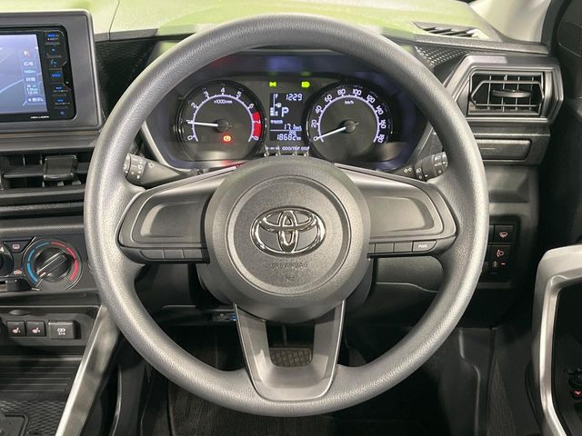 インテリアに合わせたデザインのステアリングは、運転される方のことも考え、運転しやすい形状、大きさです。是非一度、実際に触ってお確かめください。