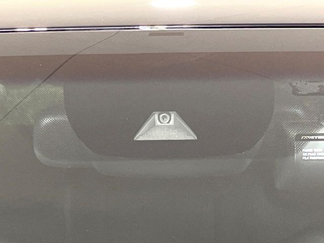 【トヨタセーフティセンス】走行中に前方の車両等を認識し、衝突しそうな時は警報とブレーキで衝突回避と被害軽減をアシスト。より安全にドライブをお楽しみいただけます。