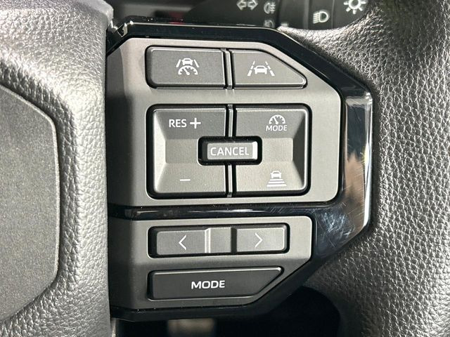 【レーダークルーズコントロール】高速道路での長距離走行が楽に!!自動で速度を保つクルーズコントロールが、衝突軽減システムと連携し、前方の車両を感知して車間を保つように速度調節してくれます!!