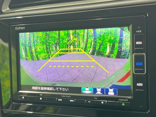 【バックカメラ】駐車時に後方がリアルタイム映像で確認できます。大型商業施設や立体駐車場での駐車時や、夜間のバック時に大活躍!運転スキルに関わらず、今や必須となった装備のひとつです!