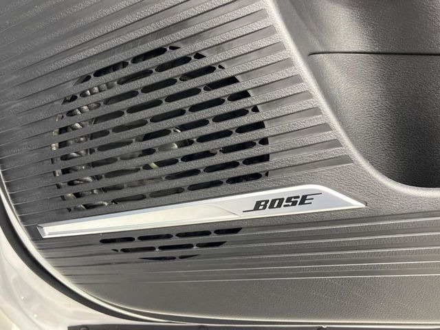【BOSEサウンドシステム】メーカーオプションの高品位サウンドシステムを搭載。専用のチューニングが施された大小様々なスピーカーから良質なサウンドが奏でられ、臨場感あふれる音響空間を演出します。