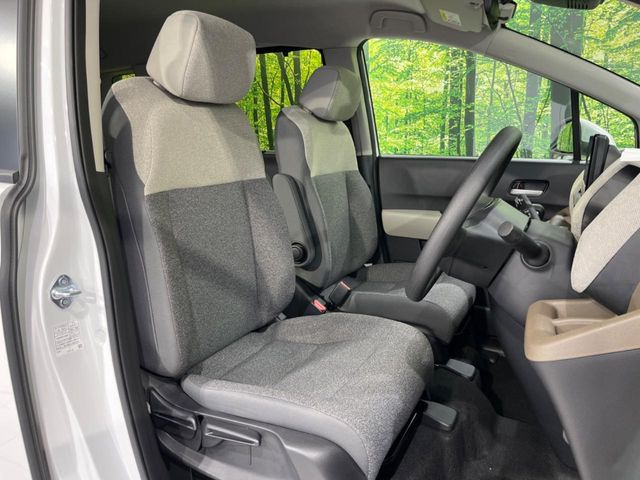 運転席シート廻りは使用感も少なく、良好な状態となっています。丁寧に使われていたことがよくわかりますね。