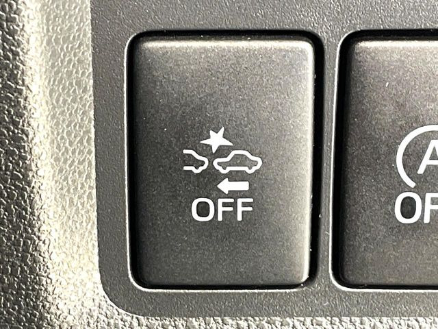 【スマートアシスト】走行中に前方の車両等を認識し、衝突しそうな時は警報とブレーキで衝突回避と被害軽減をアシスト。より安全にドライブをお楽しみいただけます。