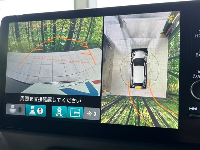 【マルチビューカメラシステム】専用のカメラにより、上から見下ろしたような視点で360度クルマの周囲を確認することができます☆死角部分も確認しやすく、狭い場所での切り返しや駐車もスムーズに行えます。