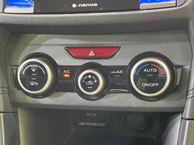 【オートエアコン】一度お好みの温度に設定すれば、車内の温度を検知し風量や温度を自動で調整。暑い&hellip;寒い&hellip;と何度もスイッチ操作をする必要はありません。快適な車内空間には必須の機能ですね♪